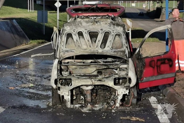 Bestelbus met aanhanger volledig in brand
