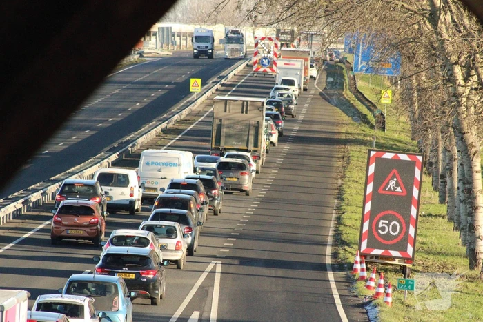 Asfalt van snelweg komt omhoog weg afgesloten