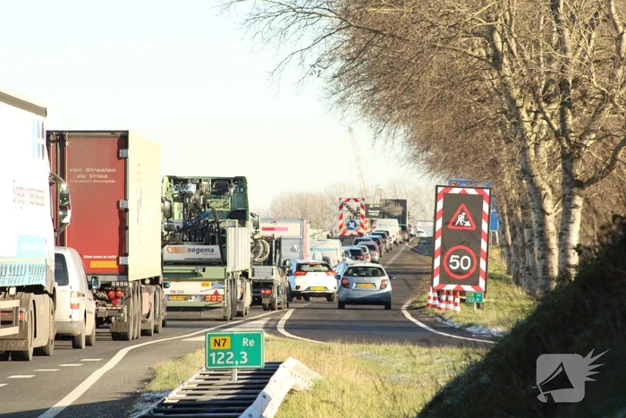 Asfalt van snelweg komt omhoog weg afgesloten