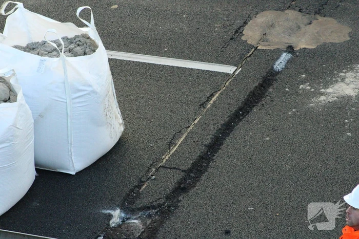 Asfalt van snelweg komt omhoog weg afgesloten