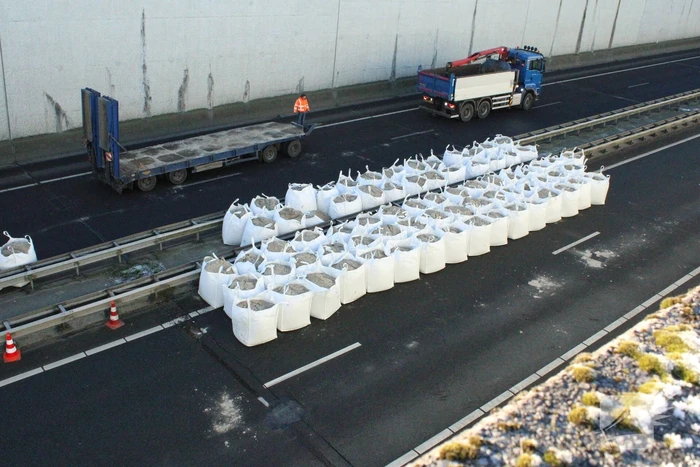 Asfalt van snelweg komt omhoog weg afgesloten