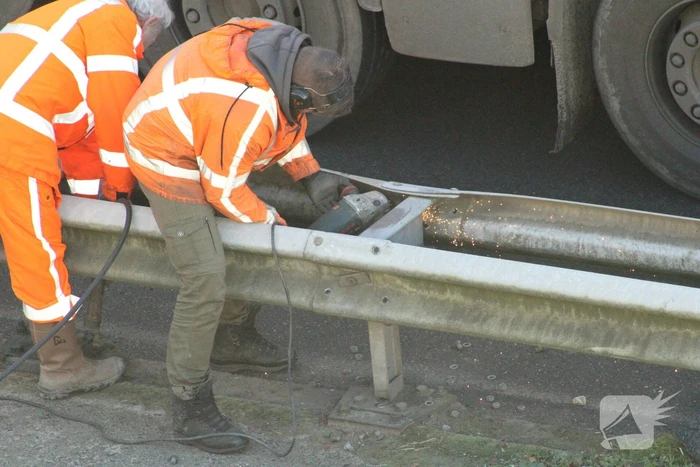 Asfalt van snelweg komt omhoog weg afgesloten