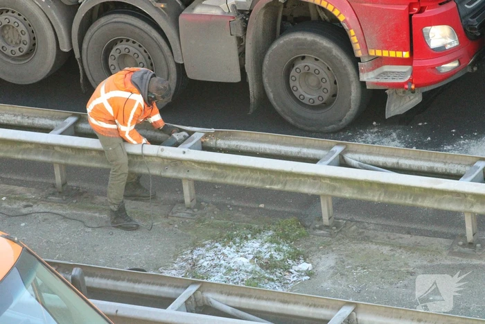 Asfalt van snelweg komt omhoog weg afgesloten