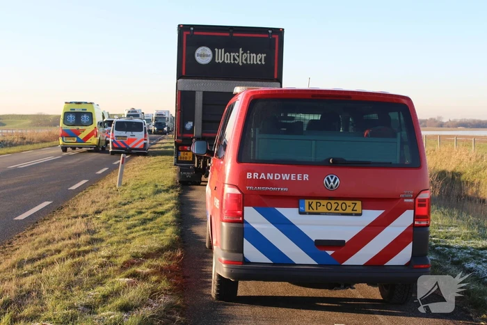 Personenwagen en bestelbus botsen frontaal op elkaar