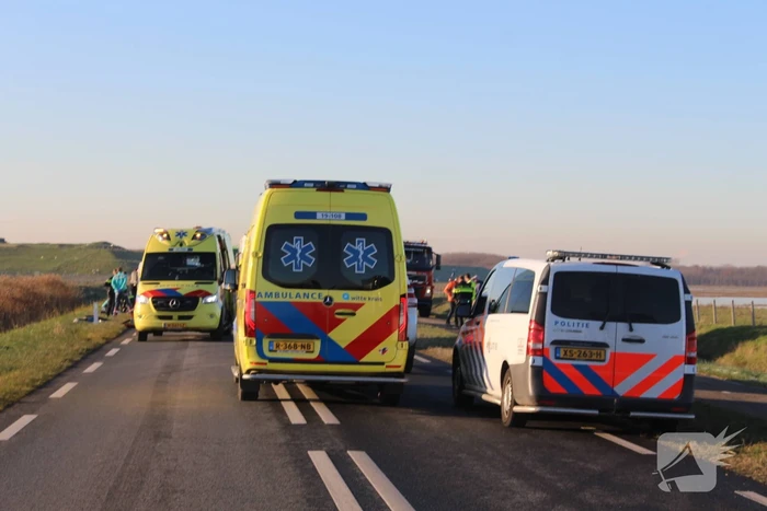 Personenwagen en bestelbus botsen frontaal op elkaar