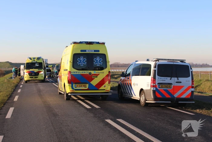 Personenwagen en bestelbus botsen frontaal op elkaar