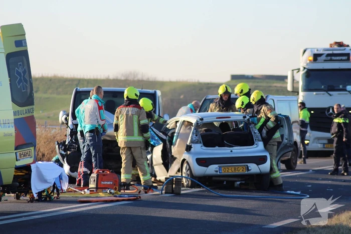 Personenwagen en bestelbus botsen frontaal op elkaar