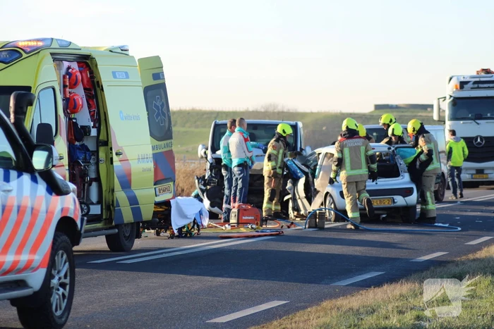 Personenwagen en bestelbus botsen frontaal op elkaar