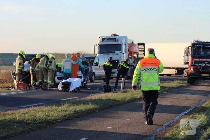 Personenwagen en bestelbus botsen frontaal op elkaar