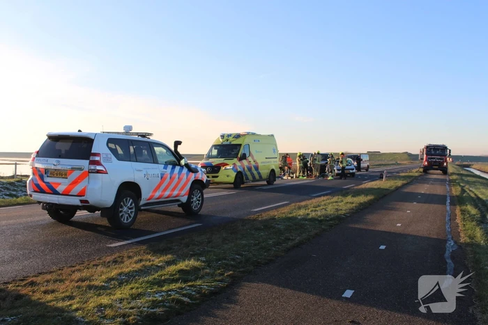 Personenwagen en bestelbus botsen frontaal op elkaar