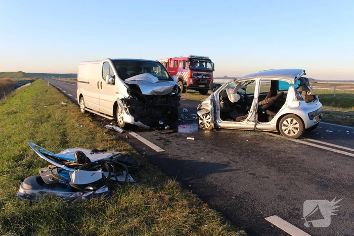 Personenwagen en bestelbus botsen frontaal op elkaar