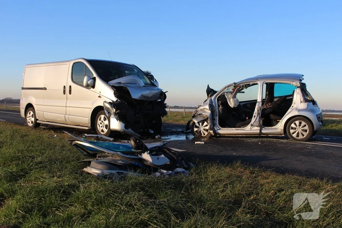 Personenwagen en bestelbus botsen frontaal op elkaar