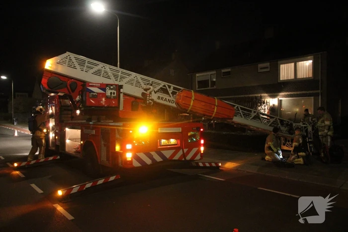 Brandweer blust brand in schoorsteen