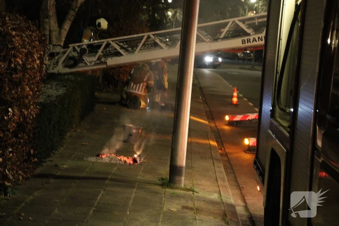 Brandweer blust brand in schoorsteen