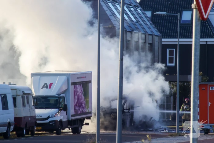 Gewonde na explosie en brand in camper