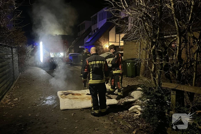 Brandende deken geblust met emmer water