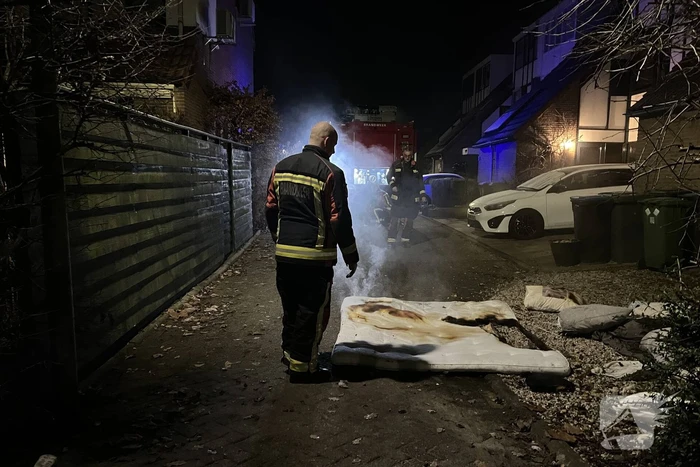 Brandende deken geblust met emmer water