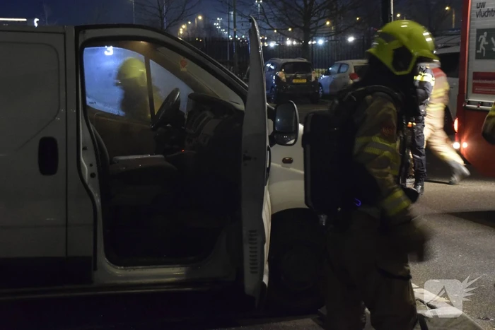 Omstanders treffen rokende bestelbus aan