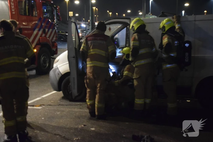 Omstanders treffen rokende bestelbus aan
