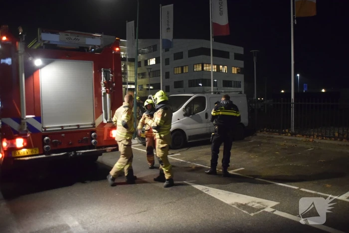 Omstanders treffen rokende bestelbus aan