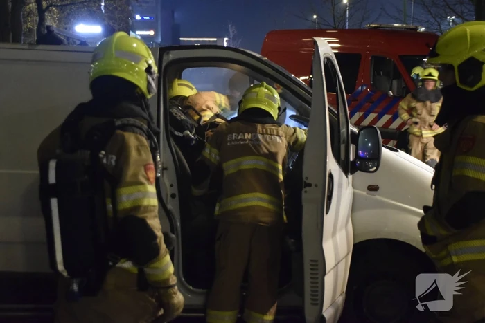 Omstanders treffen rokende bestelbus aan
