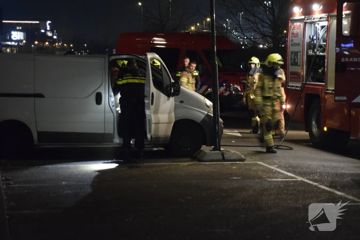 Omstanders treffen rokende bestelbus aan