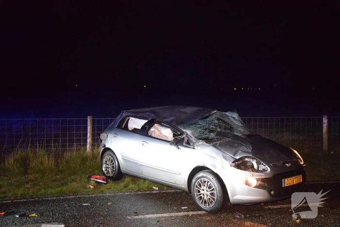 Auto slaat meerdere keren over de kop door gladheid