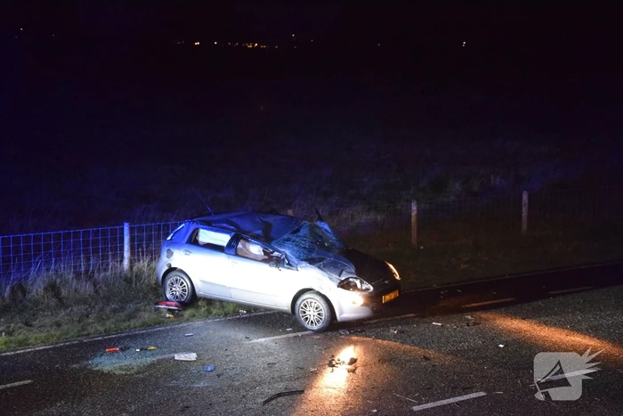 Auto slaat meerdere keren over de kop door gladheid