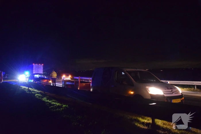 Auto slaat meerdere keren over de kop door gladheid