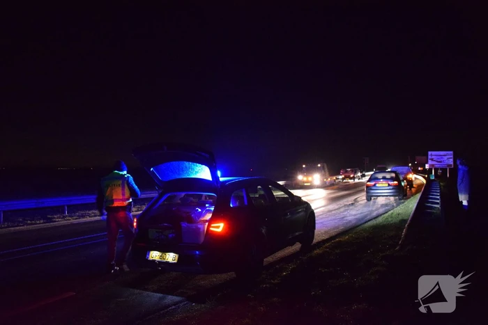 Auto slaat meerdere keren over de kop door gladheid