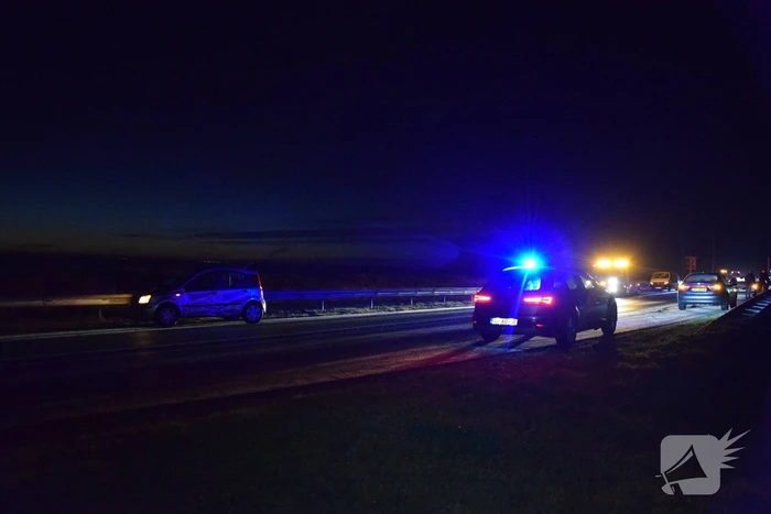 Auto slaat meerdere keren over de kop door gladheid