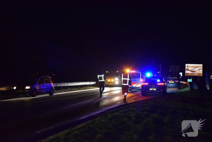 Auto slaat meerdere keren over de kop door gladheid