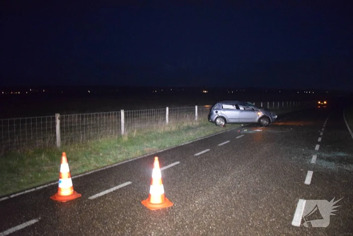 Auto slaat meerdere keren over de kop door gladheid