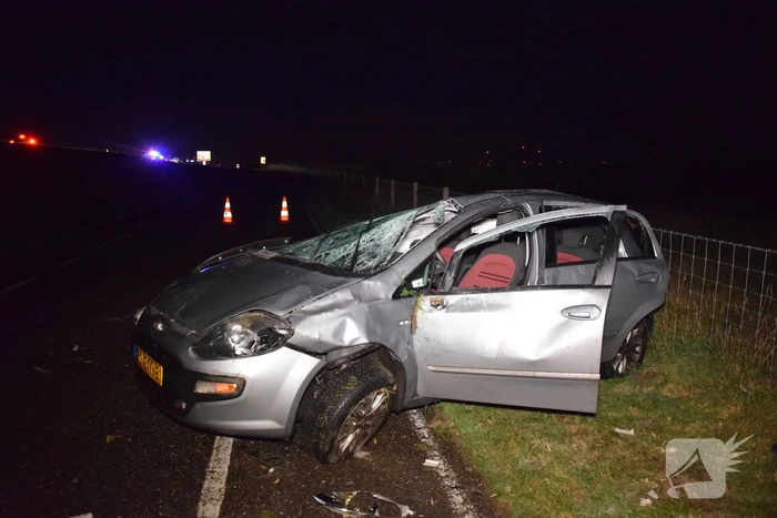Auto slaat meerdere keren over de kop door gladheid