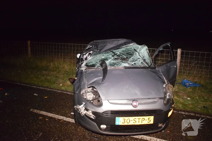 Auto slaat meerdere keren over de kop door gladheid
