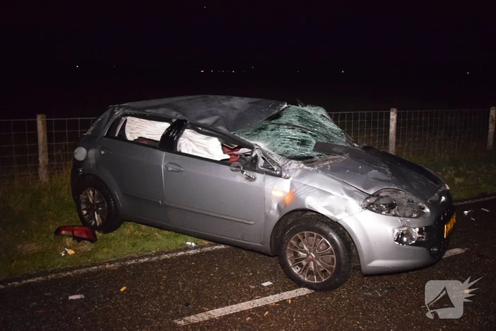 Auto slaat meerdere keren over de kop door gladheid