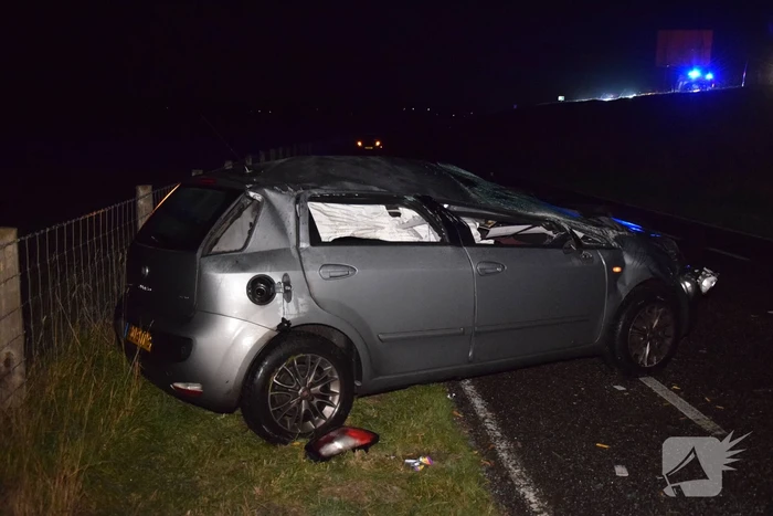 Auto slaat meerdere keren over de kop door gladheid