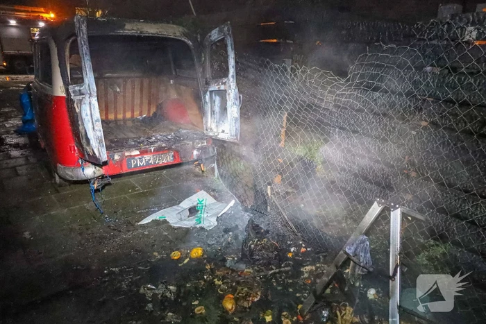 Flinke schade na brand in achtertuin