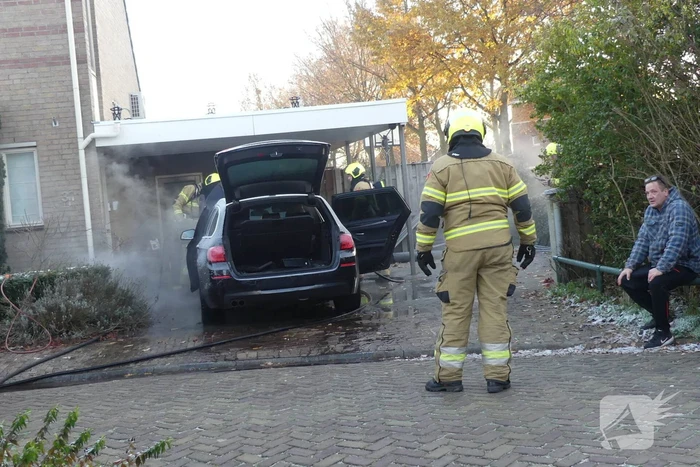 Veel rook bij autobrand