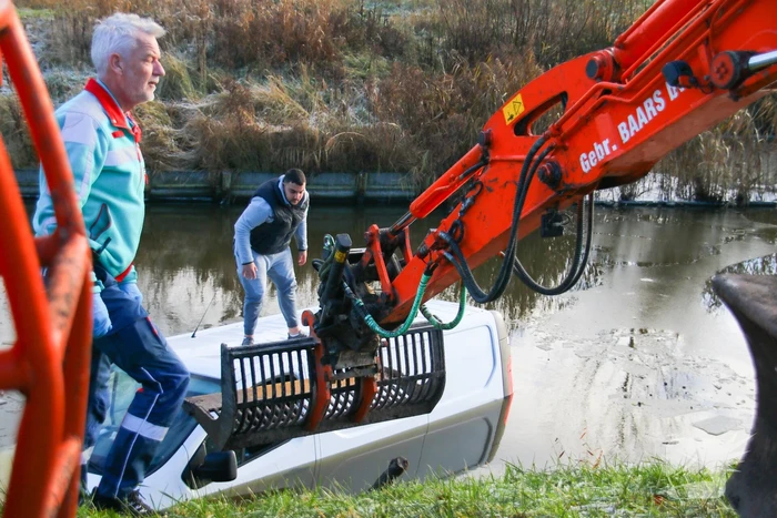 Bestuurder van bestelbus gered door graafmachine