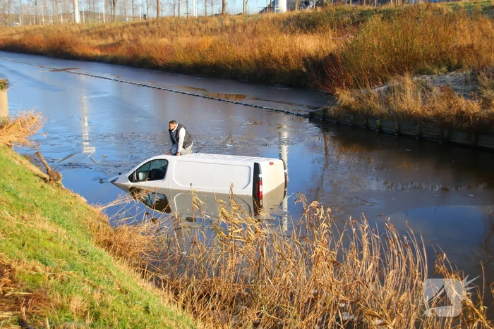 Bestuurder van bestelbus gered door graafmachine
