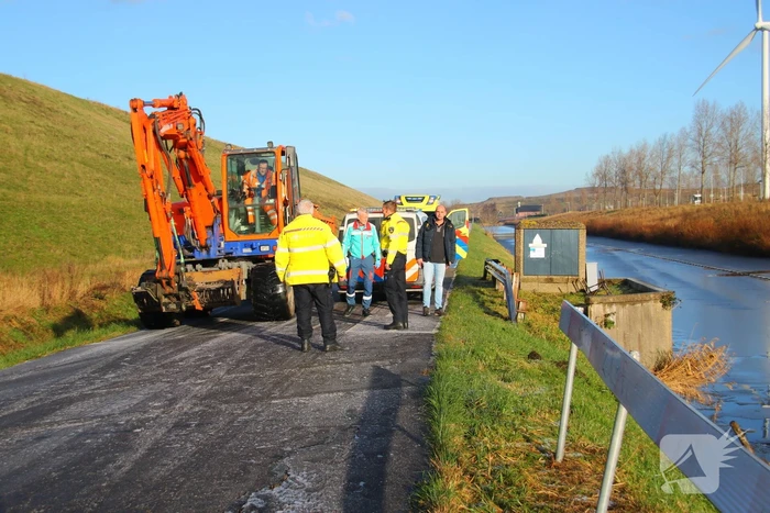 Bestuurder van bestelbus gered door graafmachine