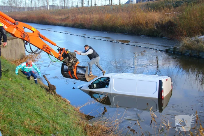 Bestuurder van bestelbus gered door graafmachine
