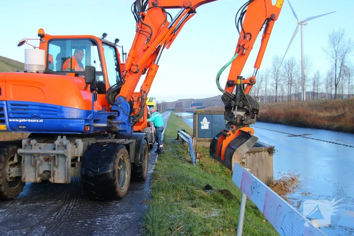 Bestuurder van bestelbus gered door graafmachine