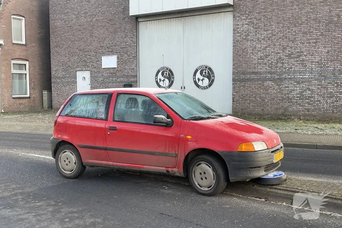 Vrouw botst op paal door bevroren ruiten