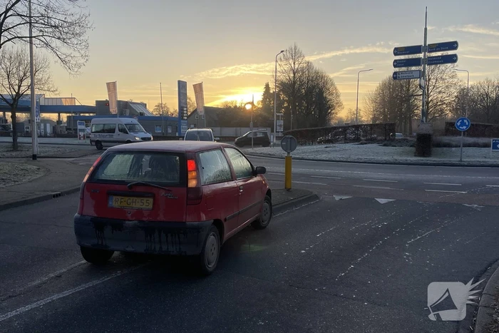 Vrouw botst op paal door bevroren ruiten