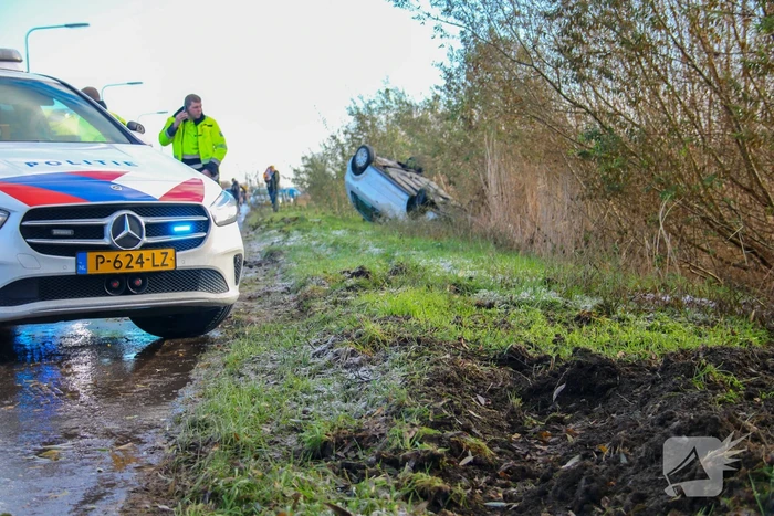 Auto belandt op de kop in de berm