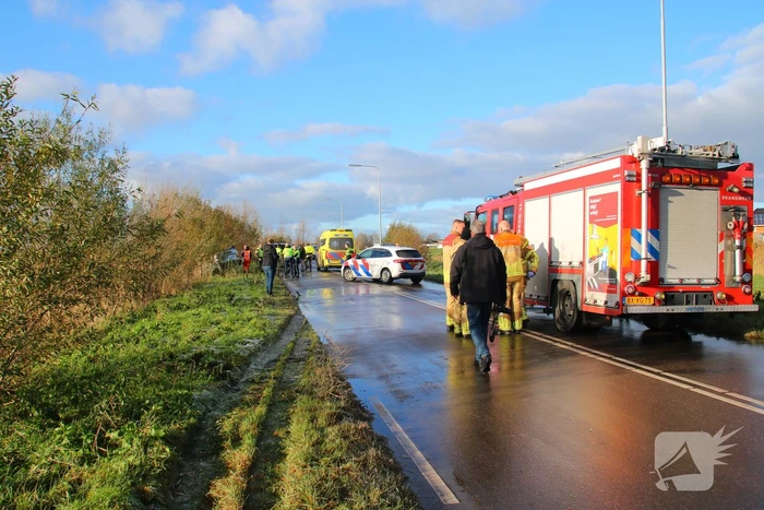 Auto belandt op de kop in de berm