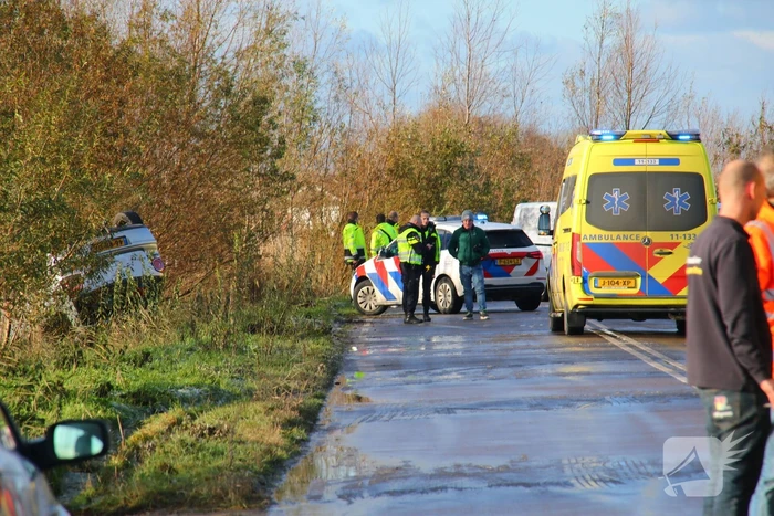 Auto belandt op de kop in de berm