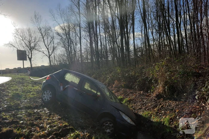 Auto belandt in sloot